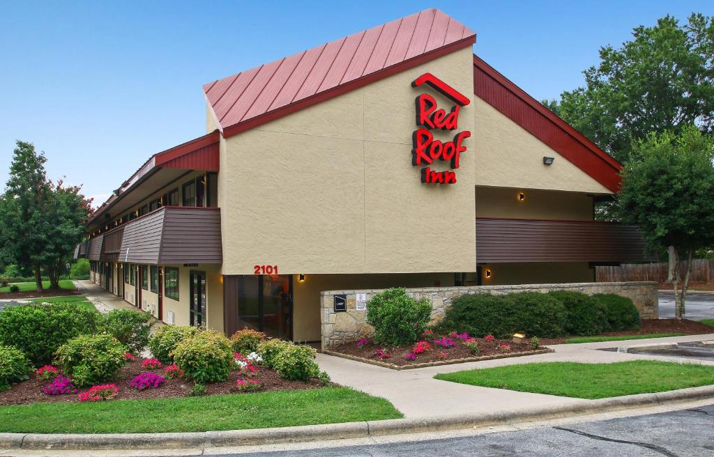 Red Roof Inn Greensboro Coliseum Main image 1